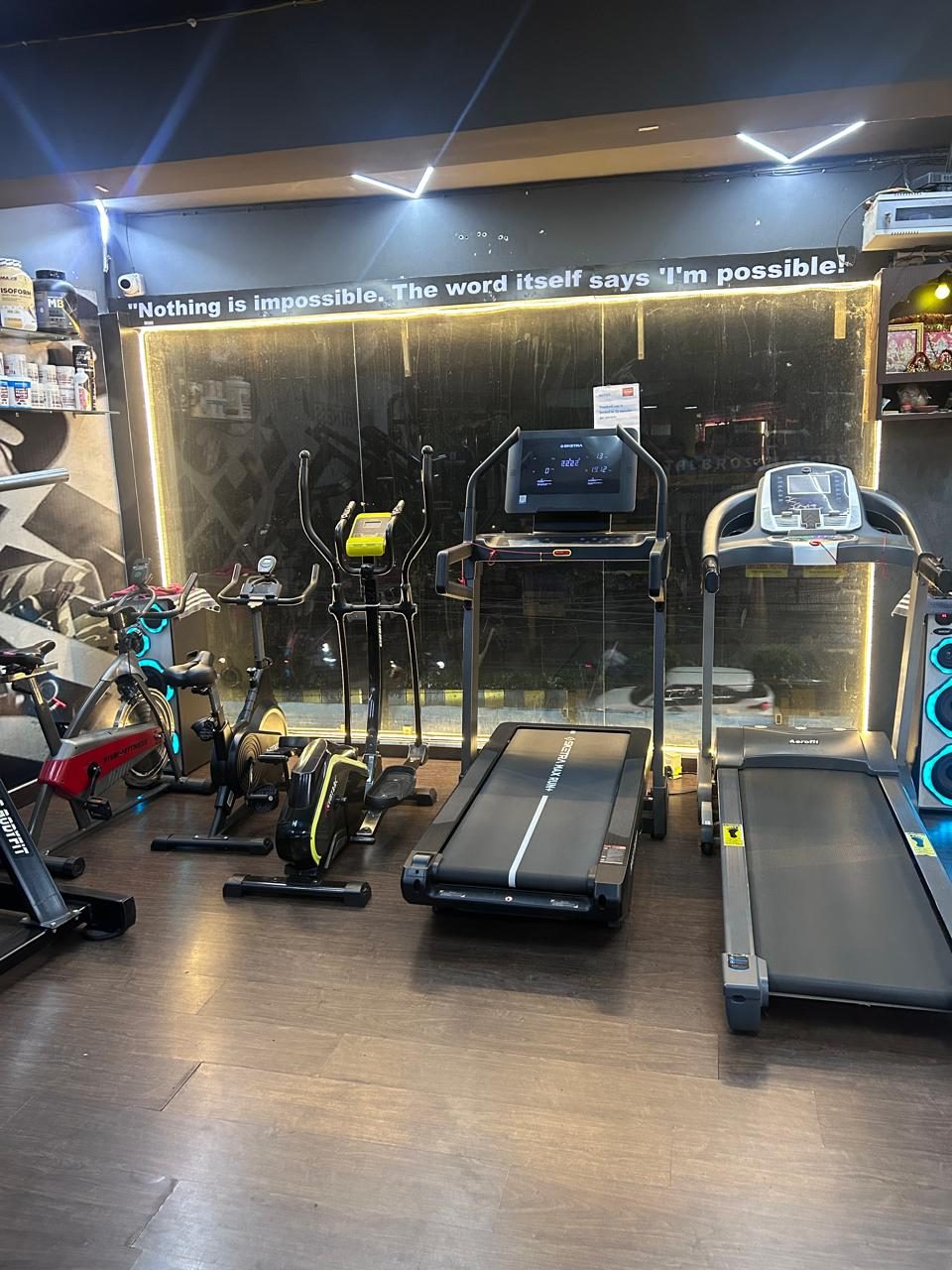 Cardio corner with treadmills, bikes and cross trainers